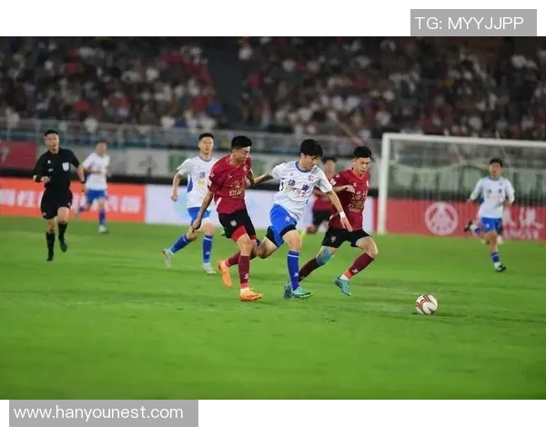 民间草根神似足球巨星引热议真假难辨引发网友围观讨论